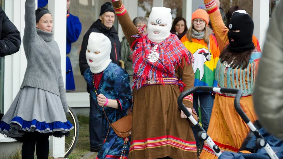 FLYTTAR. Sápmi Pride protestflyttar till Kautokeino för att uppmärksamma debatten om samkönande vigslar. (Arkivbild från Sápmi Pride i Kiruna 2014).