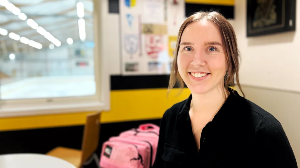 I väntan på att få spela hockey en fredagkväll, Felicia går direkt från jobbet till träningen. 