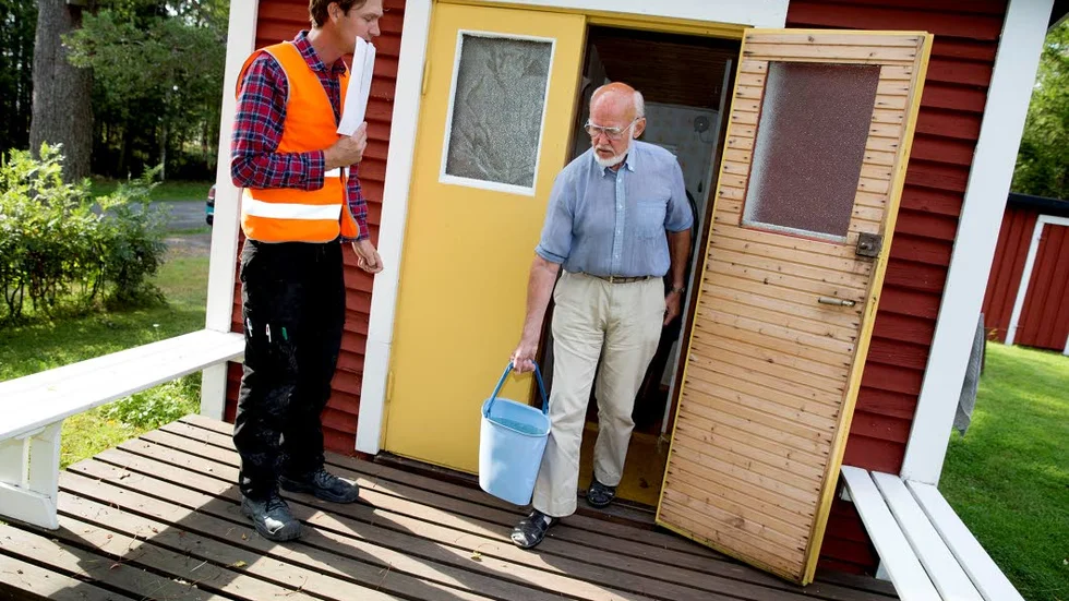 PROV. Bengt Dahlgren kommer ut med en hink vatten i augusti 2015. Provet skulle till Tyskland för analys.