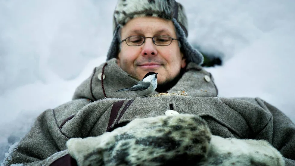 Årets miljöhjälte. Mats Karström, Vuollerim, är fågelentusiasten som nu prisas för sitt miljöarbete av Världsnaturfonden. På bilden från 2013 matar han sina tama fåglar i skogen i Talvatisskogen, Jokkmokk.