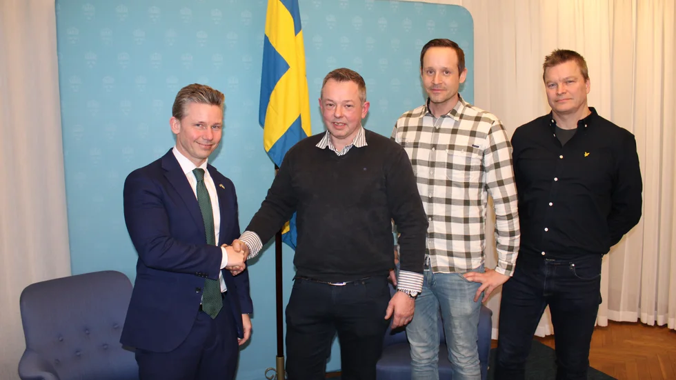 Försvarsminister Pål Jonsson tackade de frivilliga för deras insatser för Ukraina. Här Kenny Fransson tillsammans med Mikael Lindén och Henrik Somansson från Sweden Help East.
