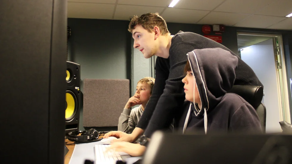 Denis Begu visar 13-åriga Lasse och Folke musikprogrammet Logic Pro. Här kan alla låtidéer bli verklighet!