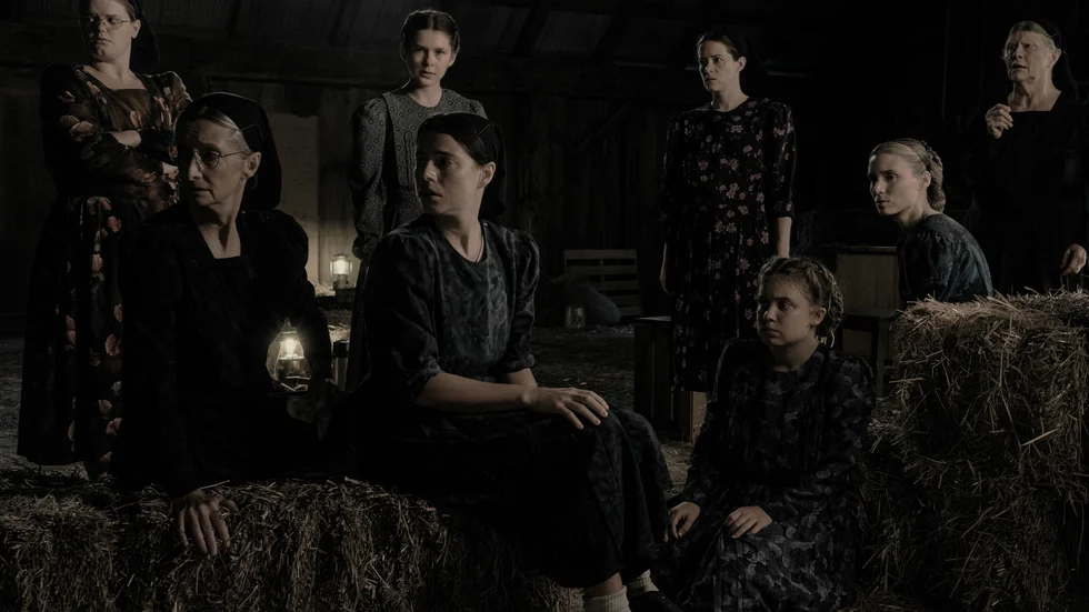 Kvinnor utsatta för övegrepp håller i "Women talking" ett passionerat rådslag. Ska de hämnas på gärningsmännen eller förlåta dem? Filmatiseringen av Miriam Toews hyllade roman bjuder på suveränt skådespeleri.