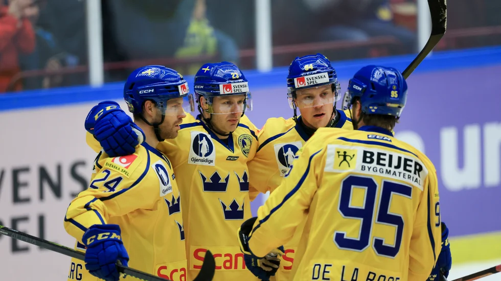 Svenskt jubel efter att Lucas Wallmark satt 1–0 mot Schweiz i hemmaturneringen i Malmö arena. Tre Kronor vann till slut med 2–0.