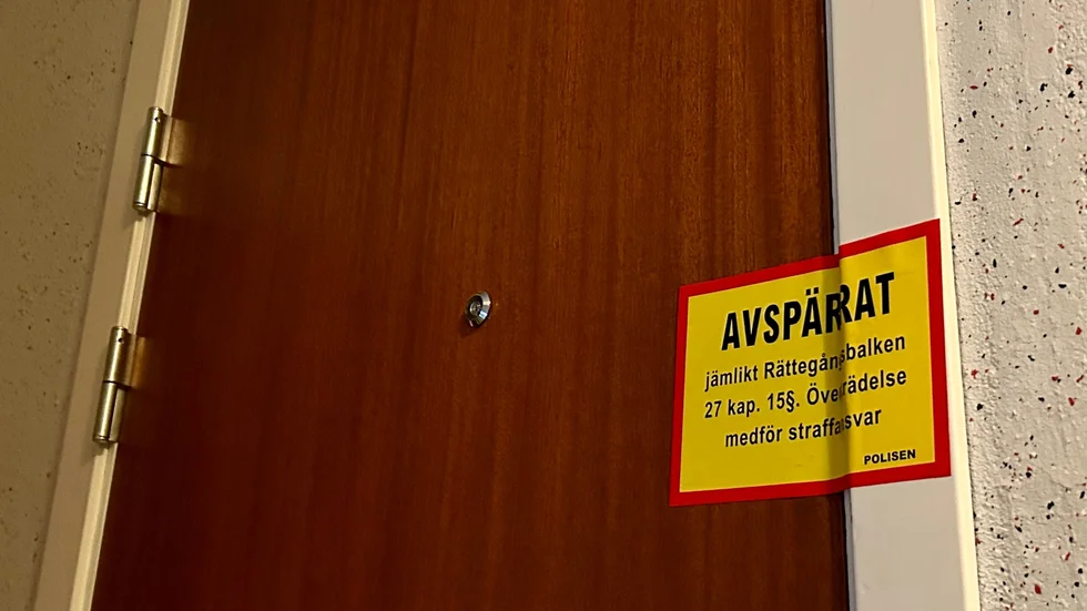 Lägenheten där mannen hittades spärrades av. 