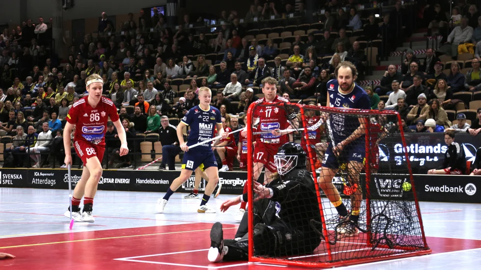 Visby IBK sätter det avgörande 7-6-målet med en minut kvar att spela.