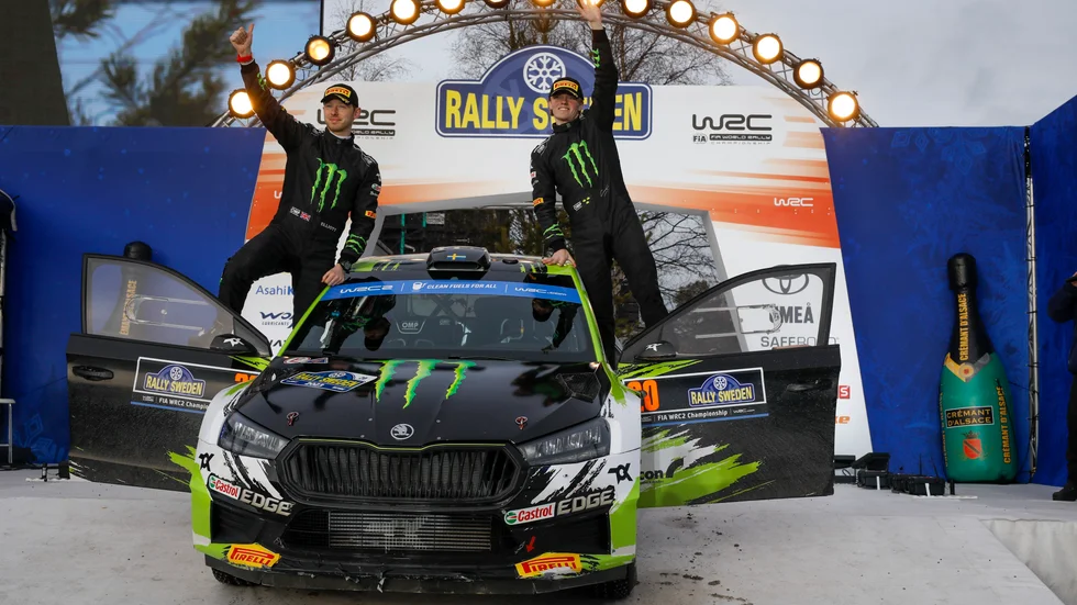 Oliver Solberg (t h) och Elliot Edmondson firar segern i WRC2-klassen i Svenska rallyt.