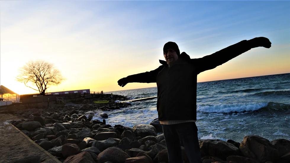 Magnus Snygg, poeten som breder ut sina vingar för att lyfta mot skönheten och då också vara beredd att betala med smärta. En gång flydde han till Gotland, sedan dess har han byggt ett ”hemma” här.