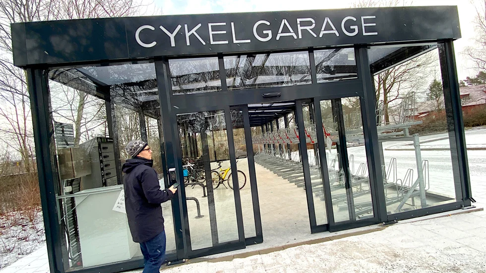 Det nyöppnade cykelgaraget vid resecentrum fick problem redan första veckan när dörrarna hakade upp sig så garaget stod öppet. Problemet ska vara åtgärdat nu.
