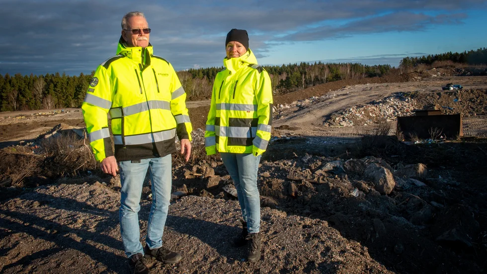 Tony Steen, tillförordnad driftchef, och renhållningschef Emelie Nylund vid Björshults återvinningsstation. Soptippen ska stänga och delar av tippen håller nu på att täckas över.