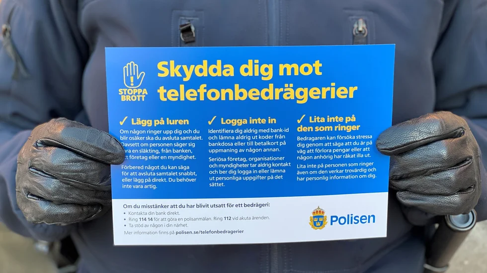 Bedrägerier kommer inte bara över telefon. Det är också vanligt att bedragarna påstår att det ska förvara värdesaker eller ber offren att lägga sitt bankkort utanför dörren under mattan.