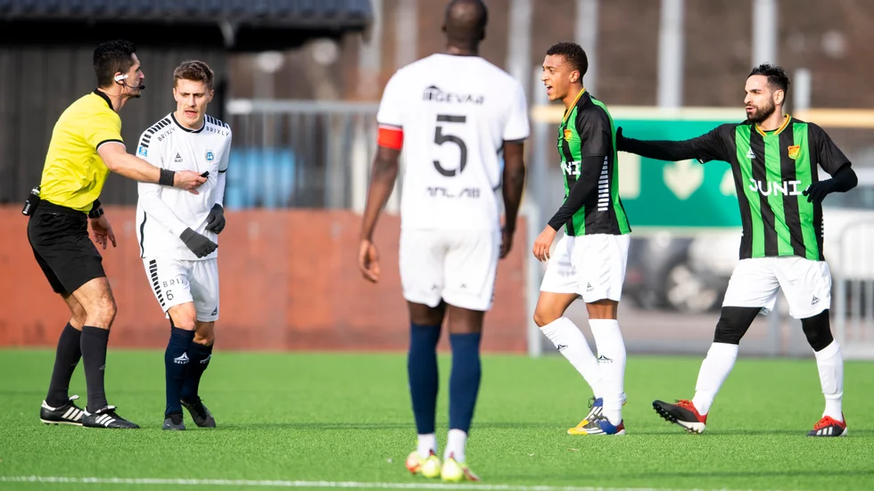 Åtta varningar - i en träningsmatch. Det small i derbyt mellan Gais och Utsikten när IFK:s kommande cupmotståndare möttes. 