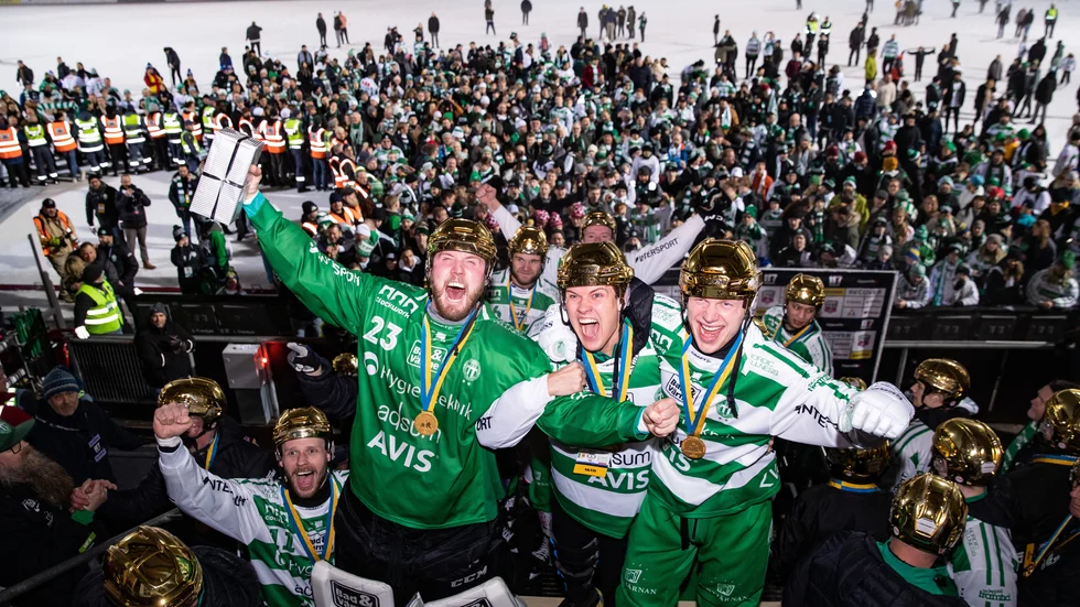 Västerås målvakt Henrik Kjellsson och utespelarna Pontus Vilen och Viktor Spångberg jublar efter att ha vunnit SM-finalen i Uppsala i våras. Nu är SM-finalen i ett vägskäl, och Jens Bollius tippar vart det barkar med utvecklingen.