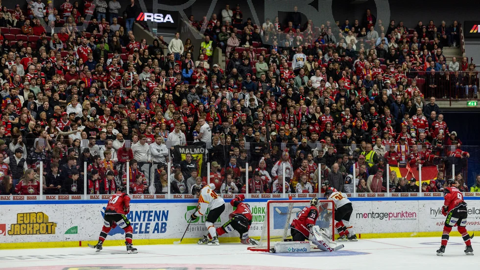 Det var utsålt när Malmö föll med 3–4 i en förlängningsrysare hemma mot Brynäs. Malmö leder nu nedflyttningskvalet med 3–1 i matcher.