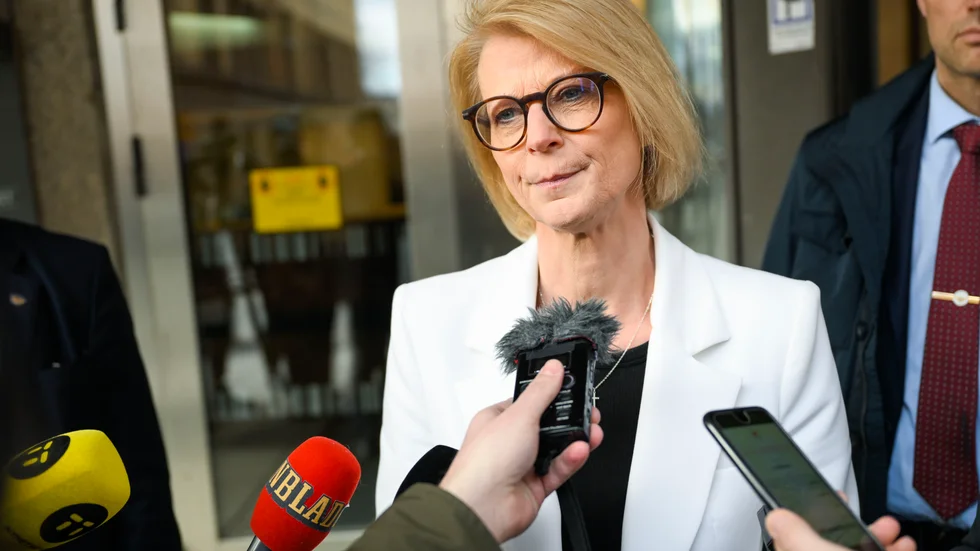 Finansminister Elisabeth Svantesson (M) provoceras av matjättarnas vd-bonusar.