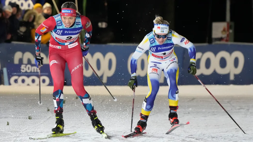 Norskan Kristine Stavaas Skistad, vänster, tog hem segern före Jonna Sundling i fristilssprinten i Tallinn.