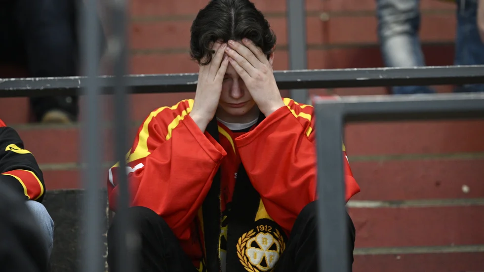 En Brynässupportrar deppar efter klubbens uttåg ur SHL.