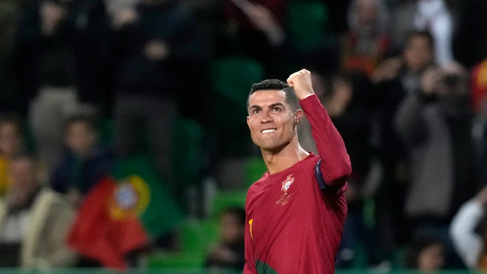 Cristiano Ronaldo har skrivit fotbollshistoria genom att göra flest landskamper genom tiderna.