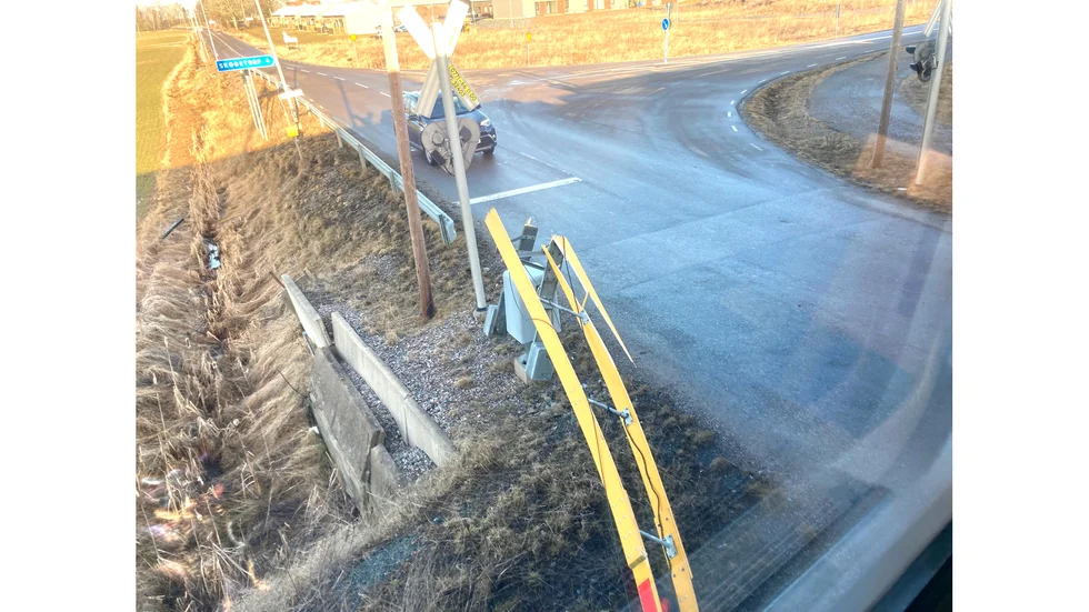 Den trasiga bommen låg vikt åt sidan när tåget från Eskilstuna kom och fick tvärbromsa.