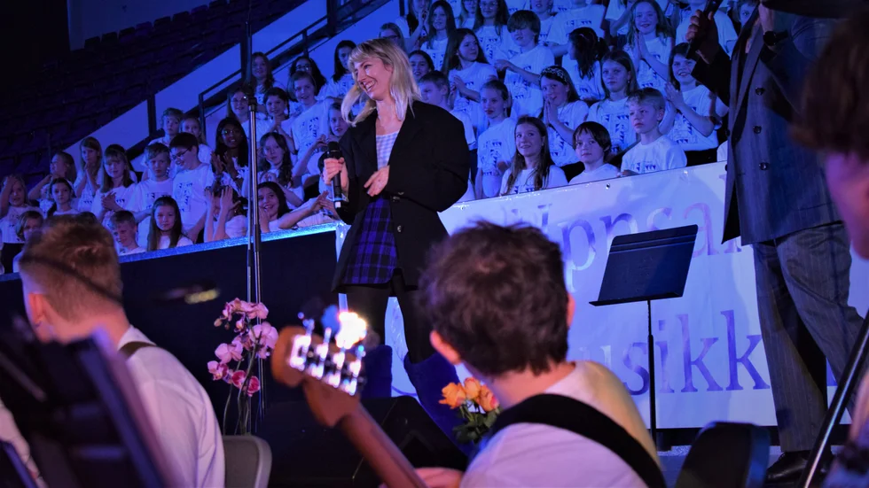 "Så rörande att se alla de här fina eleverna", säger Veronica Maggio till UNT. Artisten fick själv hålla tillbaka tårarna när hon uppträdde med både orkestern och sångkörerna från Uppsala musikklasser.