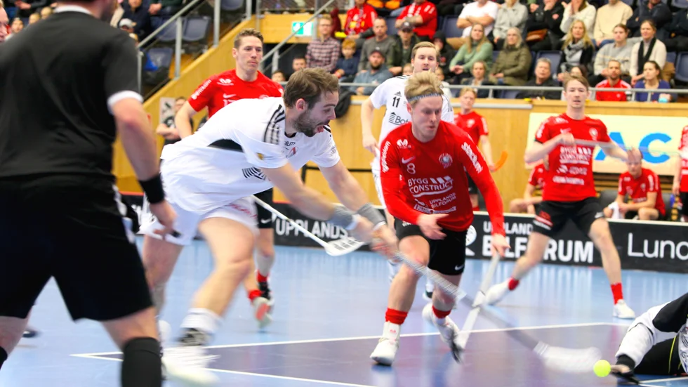 Martin Karlsson jagar efter en boll.