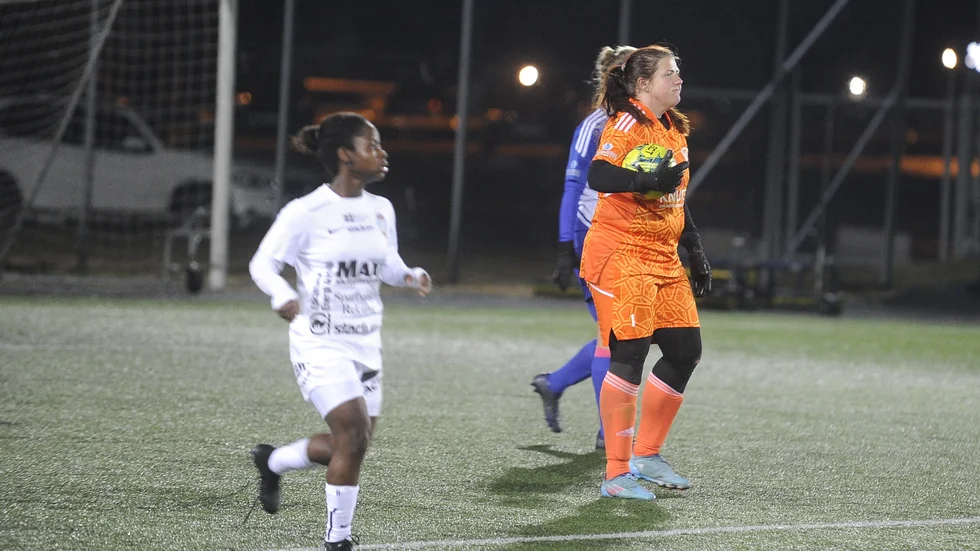 Hargsmålvakten Maria Engström gjorde ett antal vassa räddningar i DM-mötet mot Eskilstuna Utd:d F19-lag.