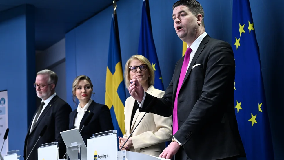 Arbetsmarknads- och integrationsminister Johan Pehrson (L), vice statsminister Ebba Busch (KD), finansminister Elisabeth Svantesson (M) samt Oscar Sjöstedt (SD), Sverigedemokraternas ekonomisk-politiske talesperson förlänger det tillfälliga tillägget i bostadsbidraget för barnfamiljer till årets slut.