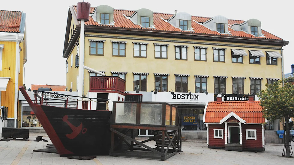 Skeppet på sommartorget i Vimmerby är utdömt efter en besiktning. Det klarar inte längre de ökade kraven på säkerhet. Nu måste kommunen hitta en snabb lösning.