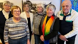 Den fantastiska köksgrupp som gjorde det möjligt får buketter av rosor. Ulla-Britt, Lena, Märta, Britt-Inger, Kristina, Holger T och Margareta (saknas på bilden).
