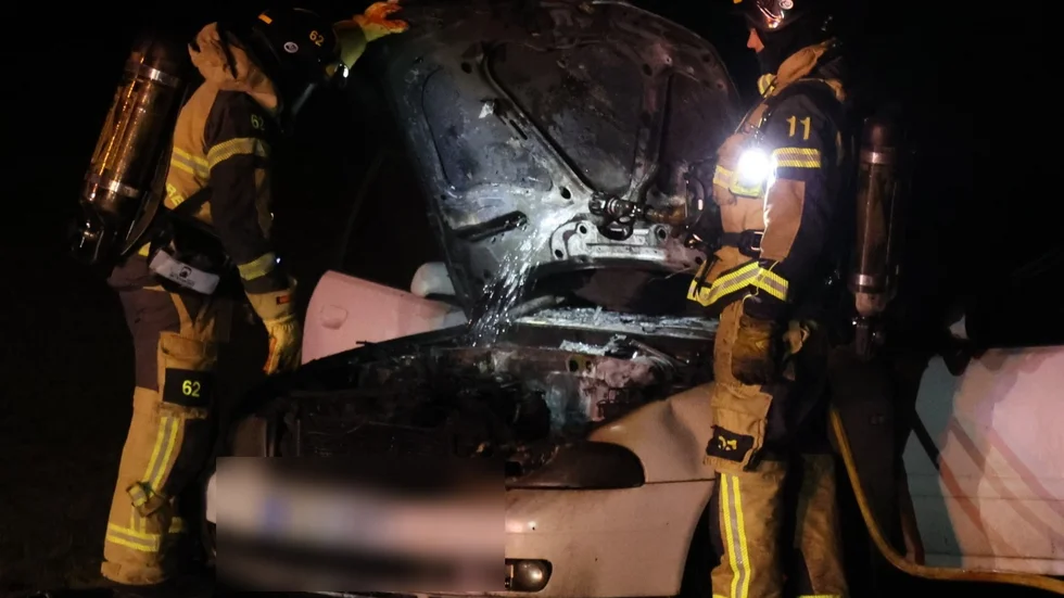 Bilens motor började brinna under färd. 