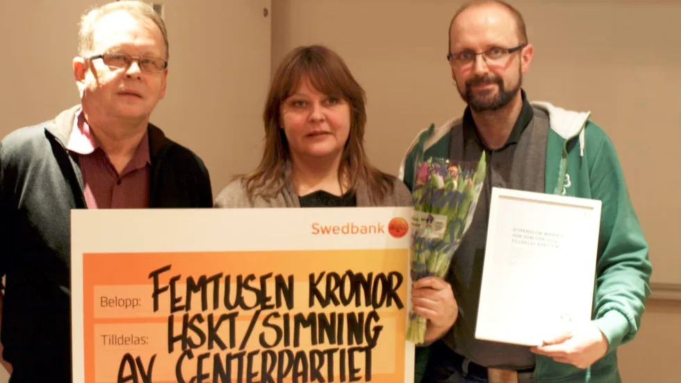 STIPENDIUM. Perarne Kerttu och Sven Tornberg tilldelade HSKT simmning 5 000 kronor Åsa Snäll tog emot gåvan.