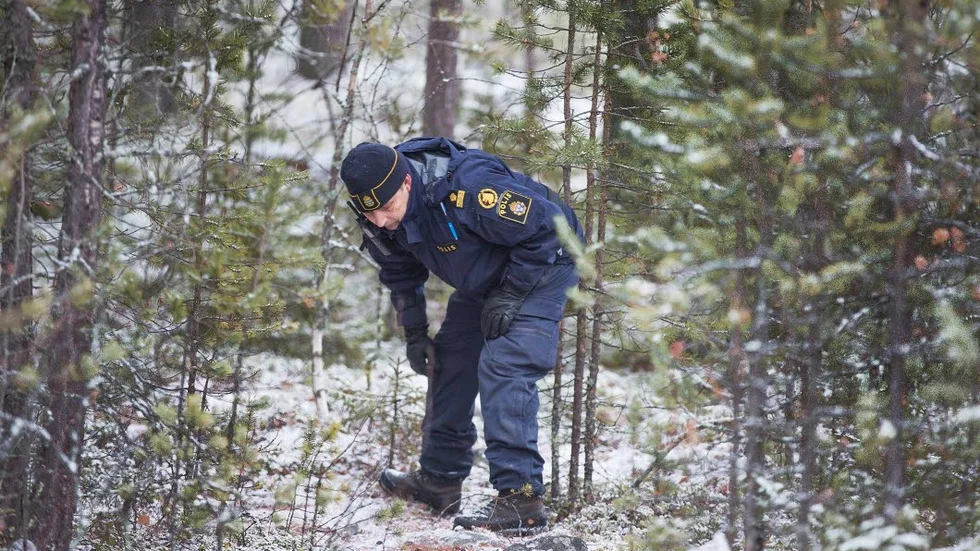 BEVISJAKT. Polisen letar spår i området där narkotikan påträffades.