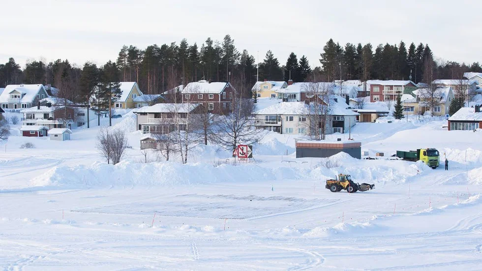 NYPLOGAT. Fyrkanten vid Bergnäset ska förhoppningsvis bli en stabil grund för en 30 ton tung grävmaskin i mars. Kommunen gräver för ett breddavlopp från pumpstationen ut 
i älvfåran.