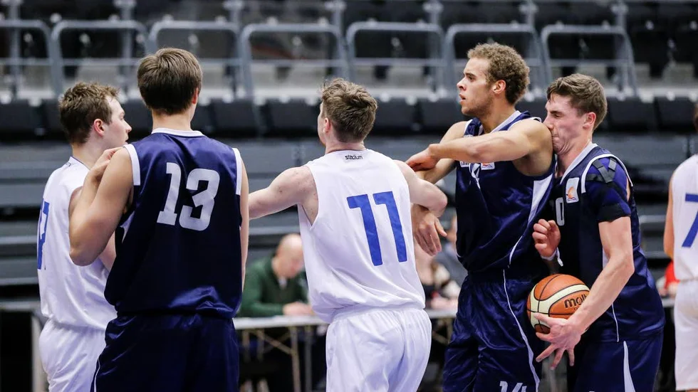 Hettade till. BG:s Denzel Anderson och LF Futures Emanuel Lindbäck hade en del att säga till varandra.