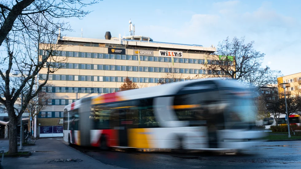 Splittrande stadsbyggnad ökar oron och demolerar de val människor har gjort för sitt boende. Det flyttar runt problem som i stället måste lösas i grunden, skriver debattörerna.