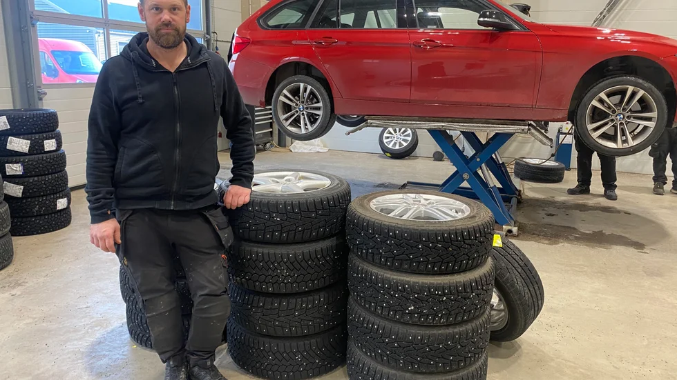 Daniel Nyrot säger att priserna på vinterdäck gått upp minst 20 procent. Han har aldrig varit med om något liknande under sina år i branschen.