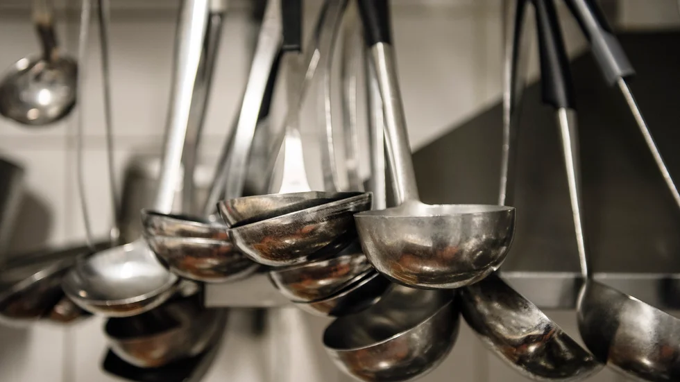 Arbetsmiljön måste undersökas och bedömas, om inte restaurangen ska få vite. 