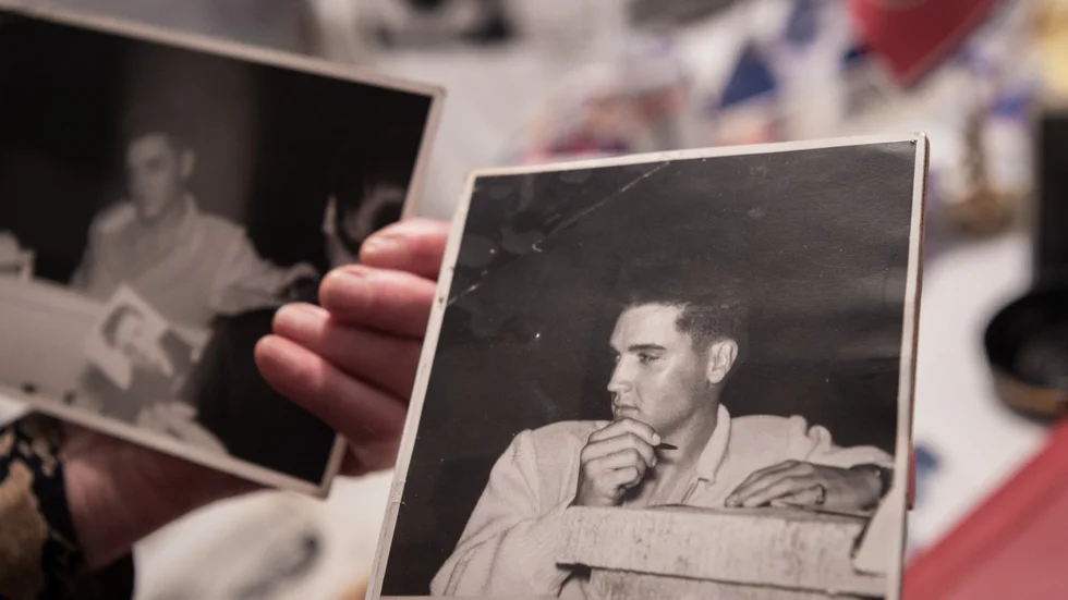 Berit visar upp några fotografier som hon själv tagit på Elvis. Fotade i Tyskland 1959 utanför hans hus där hon var tillsammans med hennes syster och en kompis. 
