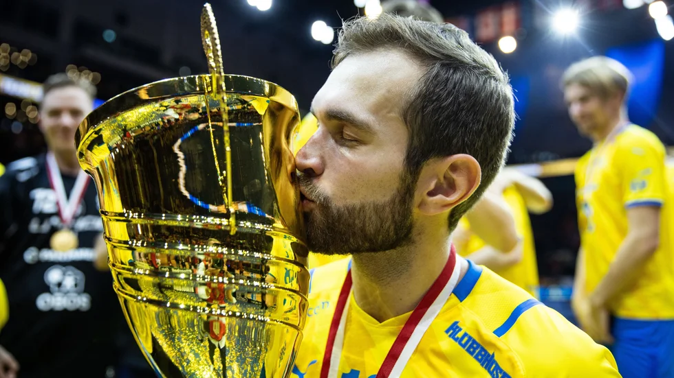 Albin Sjögren kysser VM-bucklan efter segern över Tjeckien. Efter segern passade han även på att kyssa flickvännen Johanna som han friade till på läktaren.