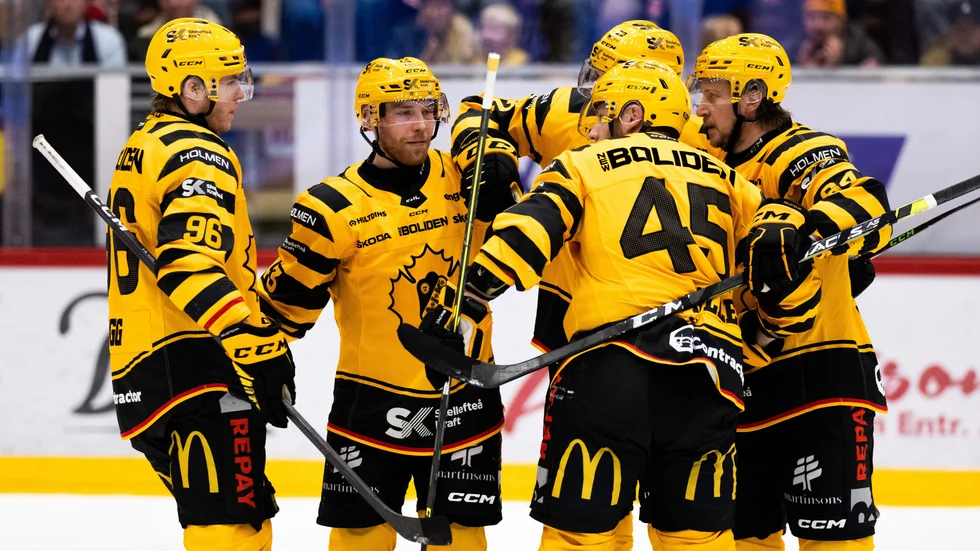 Jonathan Pudas, längst till höger, och hans lagkamrater vann med 2–1 mot Timrå på lördagseftermiddagen – och sedan väntade en skön bussresa hem.