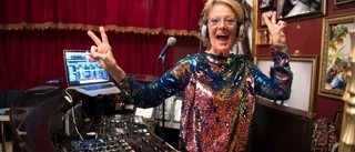 Sveriges äldsta DJ bjuder in till disco för 50-plussare – ser du ung ut? Gör dig redo att visa leg!