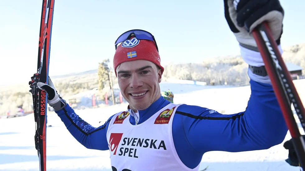 Eric Rosjö firar efter att ha vunnit 10 km klassiskt under lördagens svenska skidpremiär.