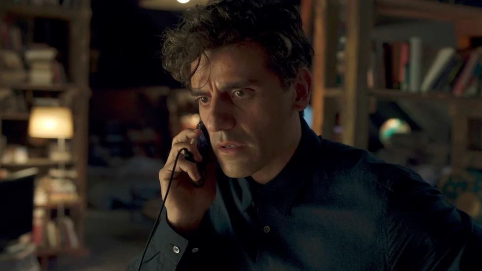 Oscar Isaac spelar den ängslige nörden Steven Grant som lider av en dissociativ personlighetsstörning och har flera personligheter. 