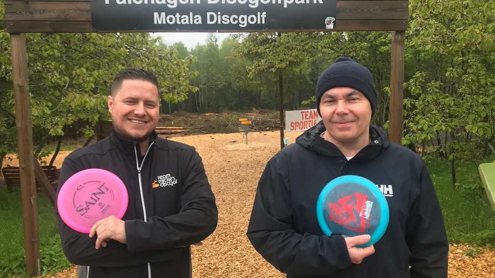 Discgolfsatsning. Johan Schönke och Thomas Borén från föreningen Motala discgolf planerar ytterligare upprustning av Fålehagens discgolfpark. I kommunen föreslås en stöttning av projektet, på 44 500 kronor.