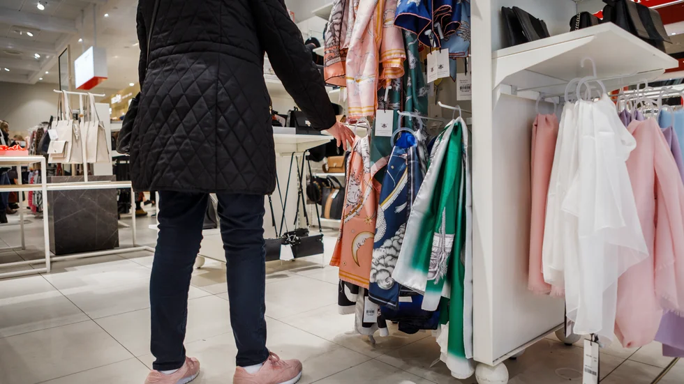 Insändaren vill att affärerna ska ha stolar, för vilopauser, så att även den med ryggont kan vara med och handla. 