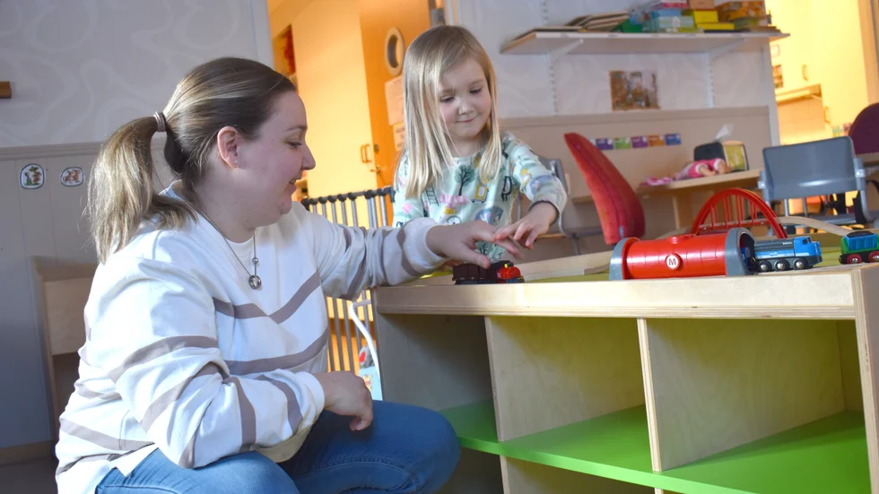 Anna-Karin och Emmy leker med tåg i Gröna vagnen.
