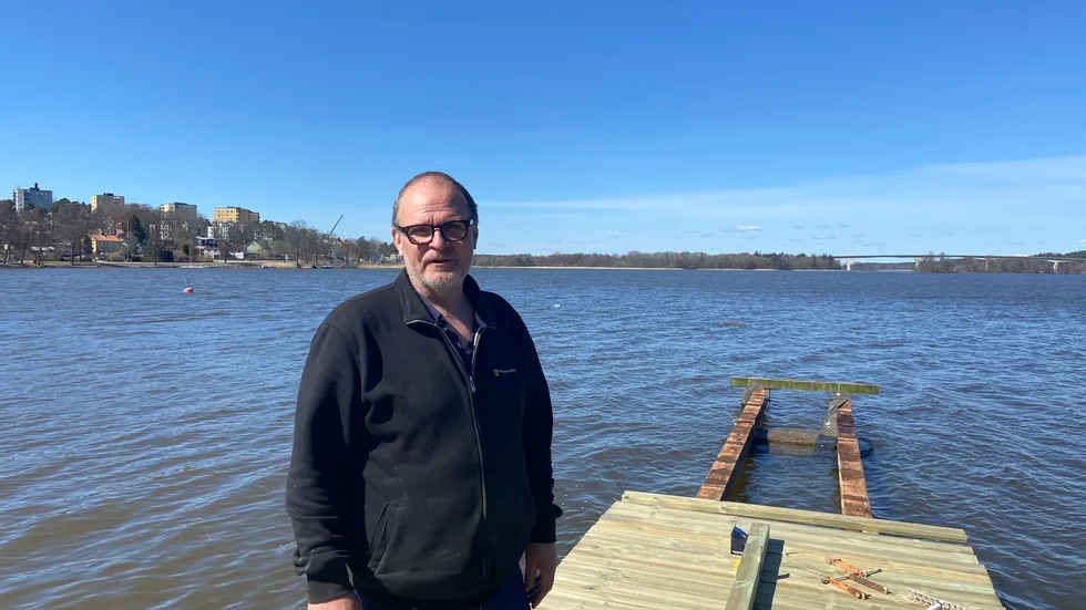 Hannu Paananen arbetar åt fritidskontoret. Så här års handlar det mycket om att se över och byta ut bryggor. Eller som här på Strandbadet i Strängnäs, att renovera. Den 15 maj är det badpremiär enligt kommunen.