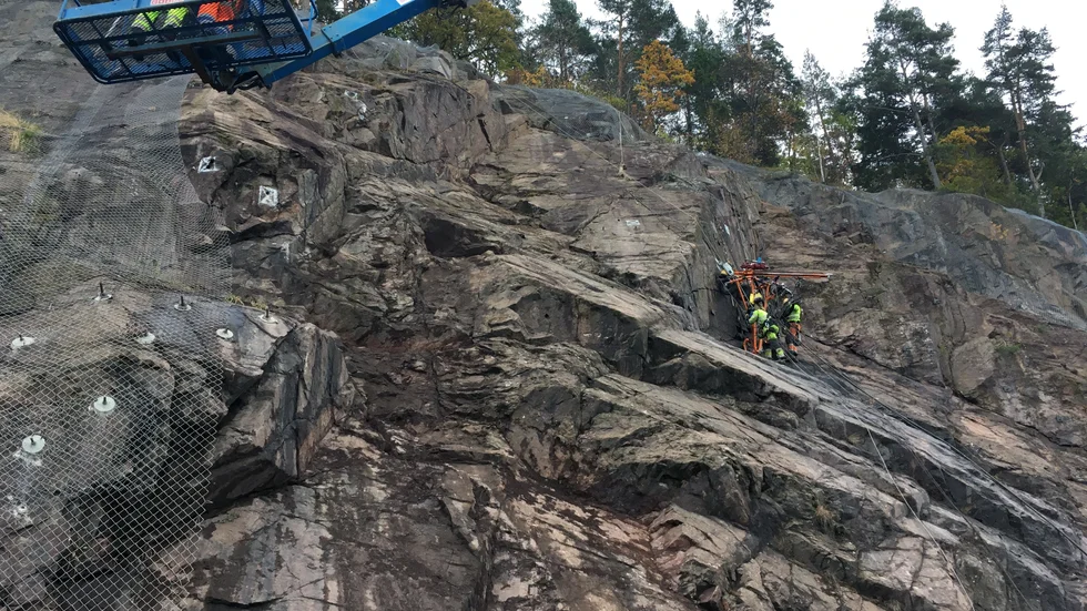 Stenar och andra lösa föremål ska rensas bort. Genrebild.