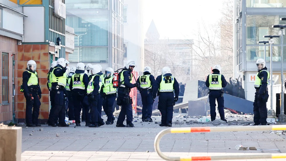 Kravallutrustad polis vid Ringdansen centrum under upploppen i Navestad den 17 april förra året.