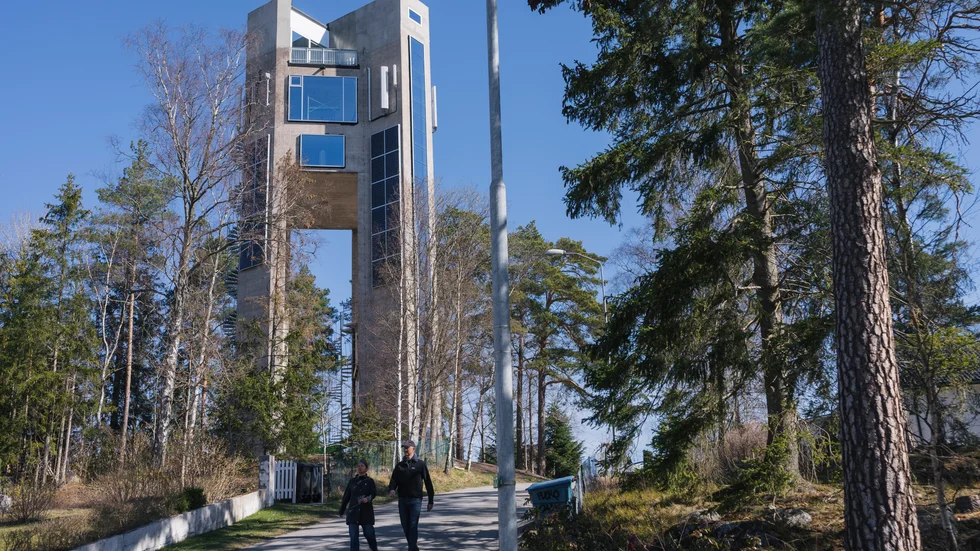 Kommunstyrelsen var enig om att vattentornet får byggas ut med fyra våningar nedanför de nuvarande tre. Mellan pelarna blir det indragna triangelformade balkonger på fyra sidor så att pelarna framhävs. 